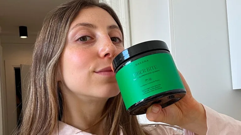 Girl taking a selfie holding the Sakara Fiber Bite in her hand