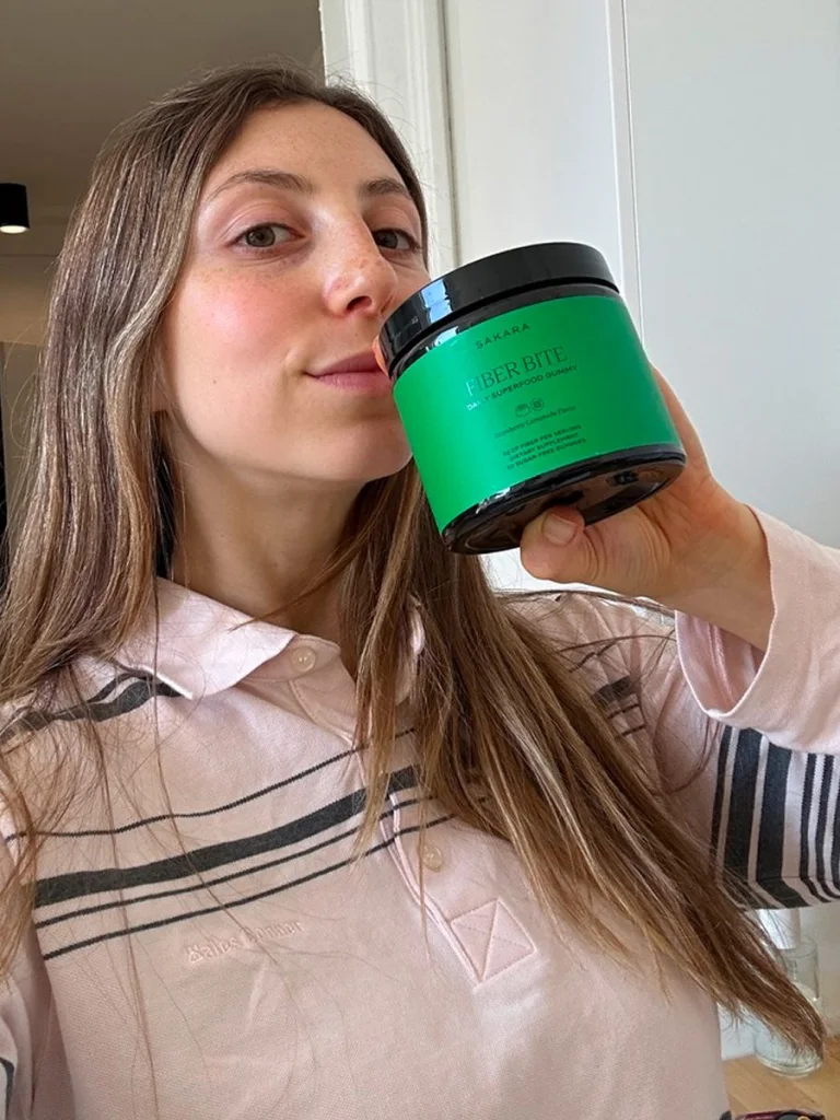 Girl taking a selfie holding the Sakara Fiber Bite in her hand